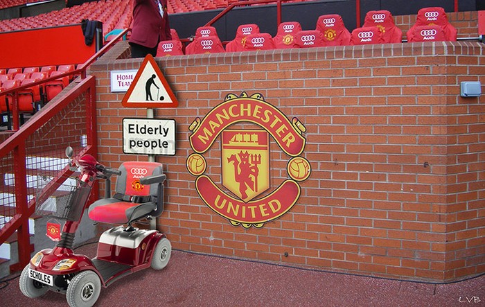 Paul Scholes trở lại khiến Man United phải thiết kế thêm xe lăn cho các cựu binh, bên cạnh băng ghế kỹ thuật.